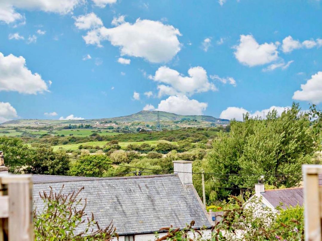 Cottage Sleeps 5 with Parking and Garden
