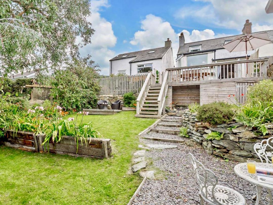 Cottage Sleeps 5 with Parking and Garden