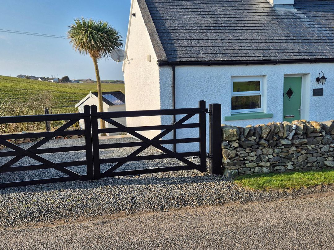 Beautiful 2Bed semi rural cottage enclosed garden