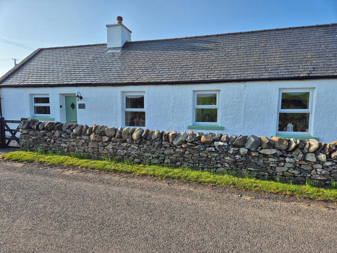 Beautiful 2Bed semi rural cottage enclosed garden