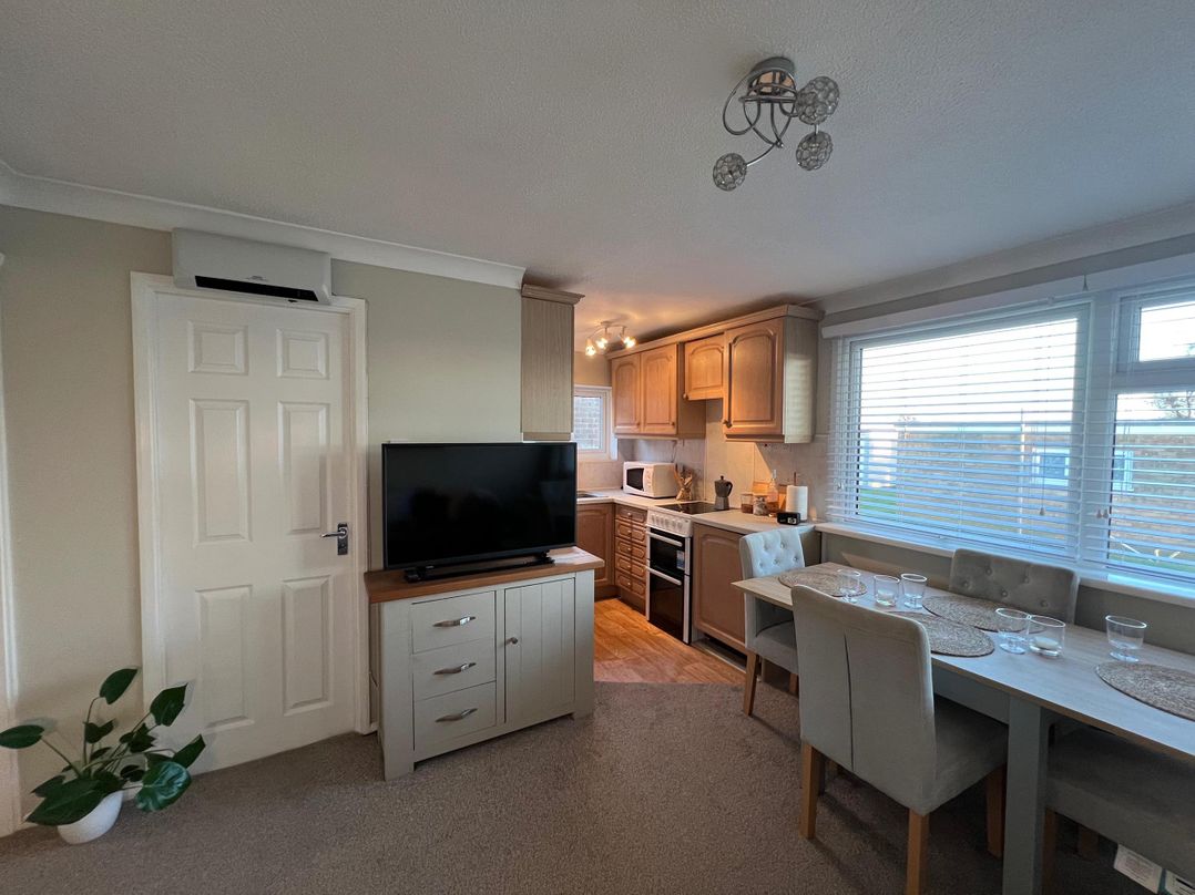 Beach Chalet 2 Bedrooms 4 Guests Parking
