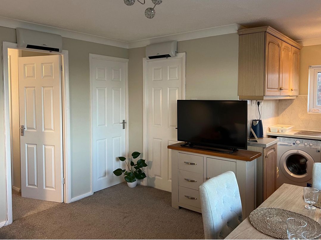 Beach Chalet 2 Bedrooms 4 Guests Parking