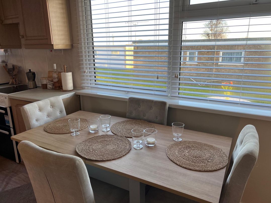 Beach Chalet 2 Bedrooms 4 Guests Parking