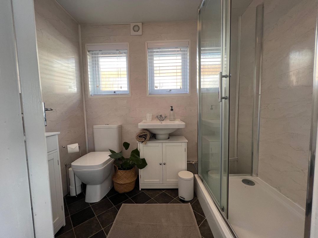 Beach Chalet 2 Bedrooms 4 Guests Parking