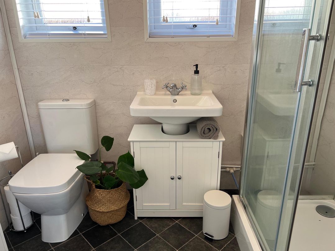Beach Chalet 2 Bedrooms 4 Guests Parking