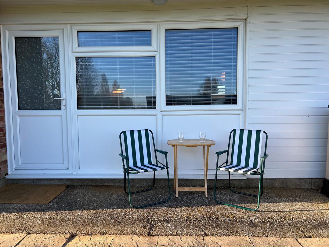 Beach Chalet 2 Bedrooms 4 Guests Parking