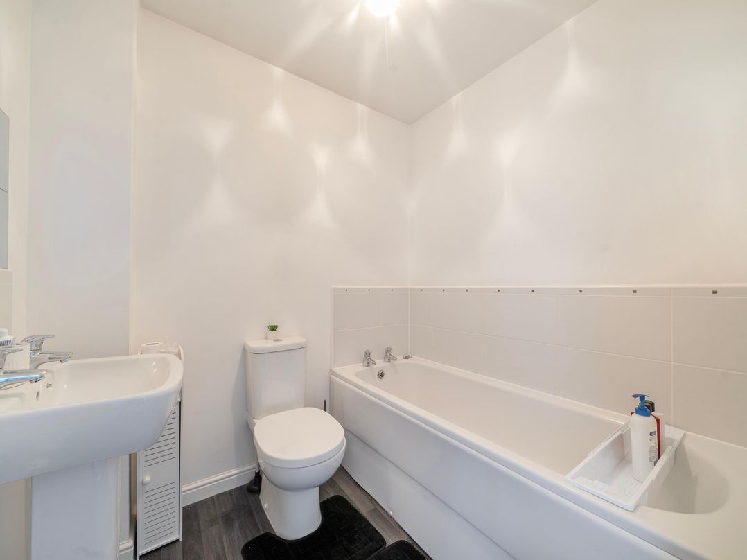 House Sleeps 6 Enclosed Garden Pet Friendly