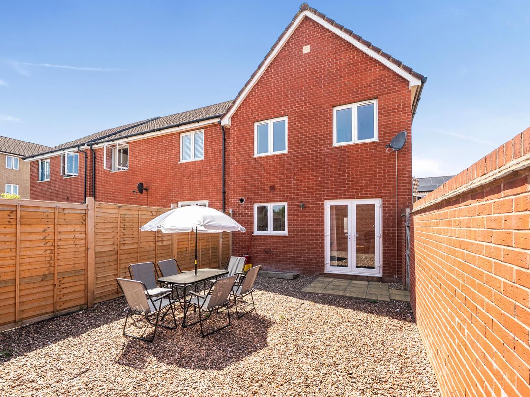 House Sleeps 6 Enclosed Garden Pet Friendly