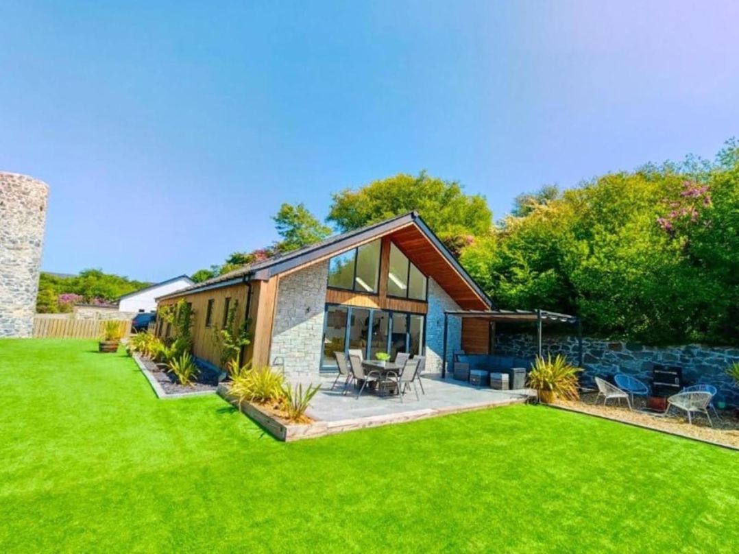 4 Bed Villa Sleeps 8 Private Terrace Free parking
