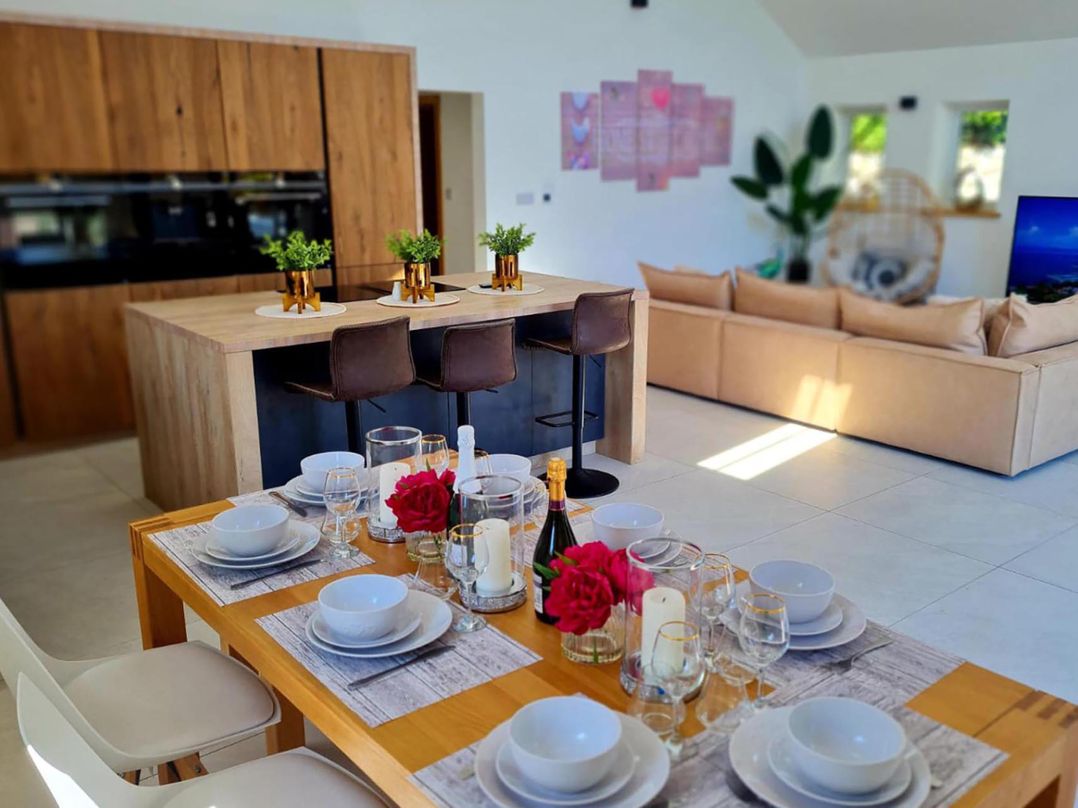 4 Bed Villa Sleeps 8 Private Terrace Free parking