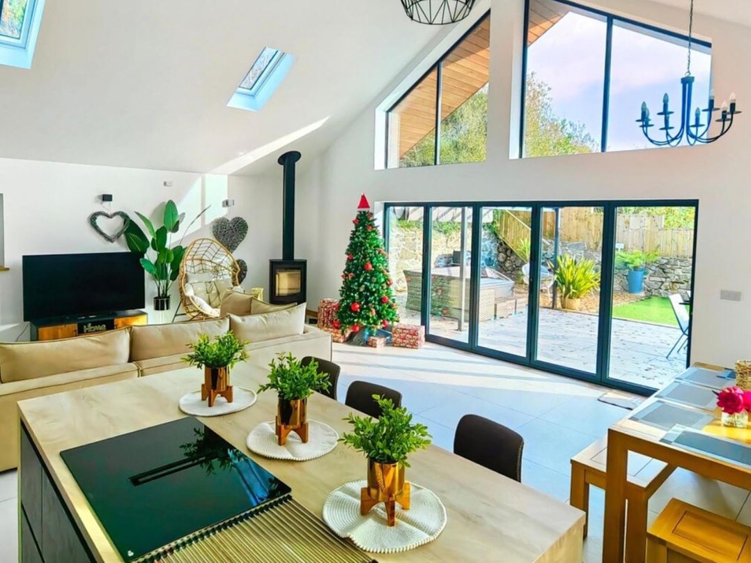 4 Bed Villa Sleeps 8 Private Terrace Free parking