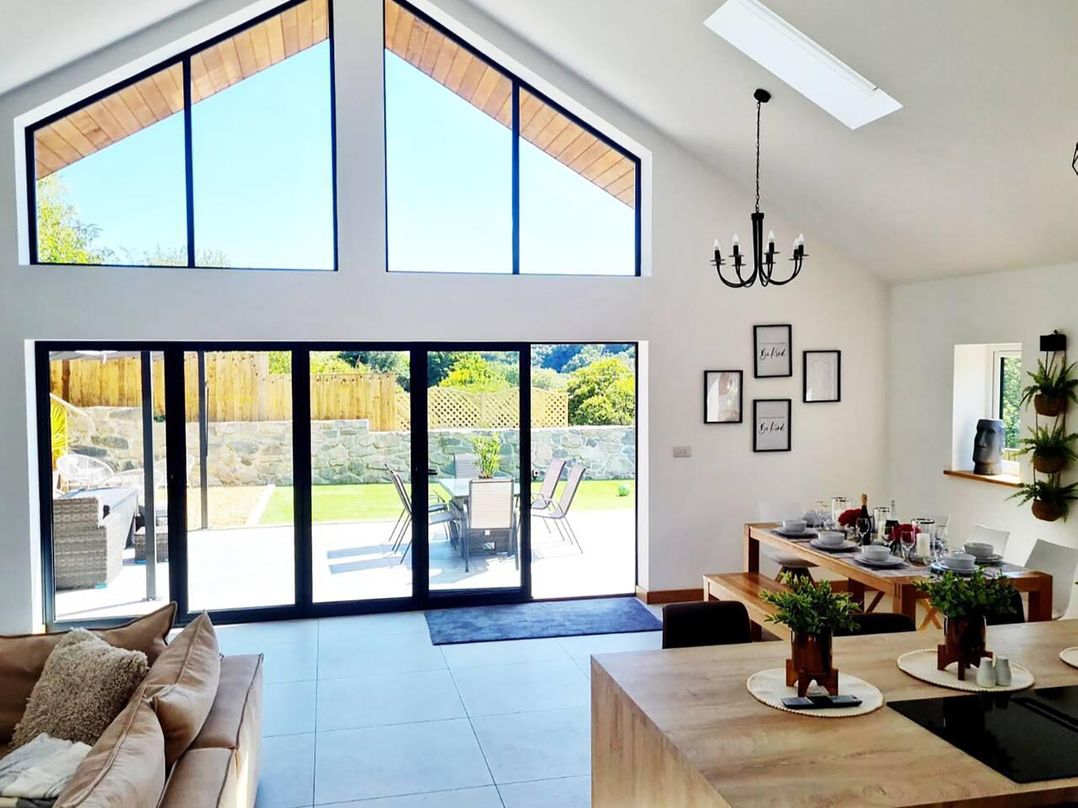 4 Bed Villa Sleeps 8 Private Terrace Free parking