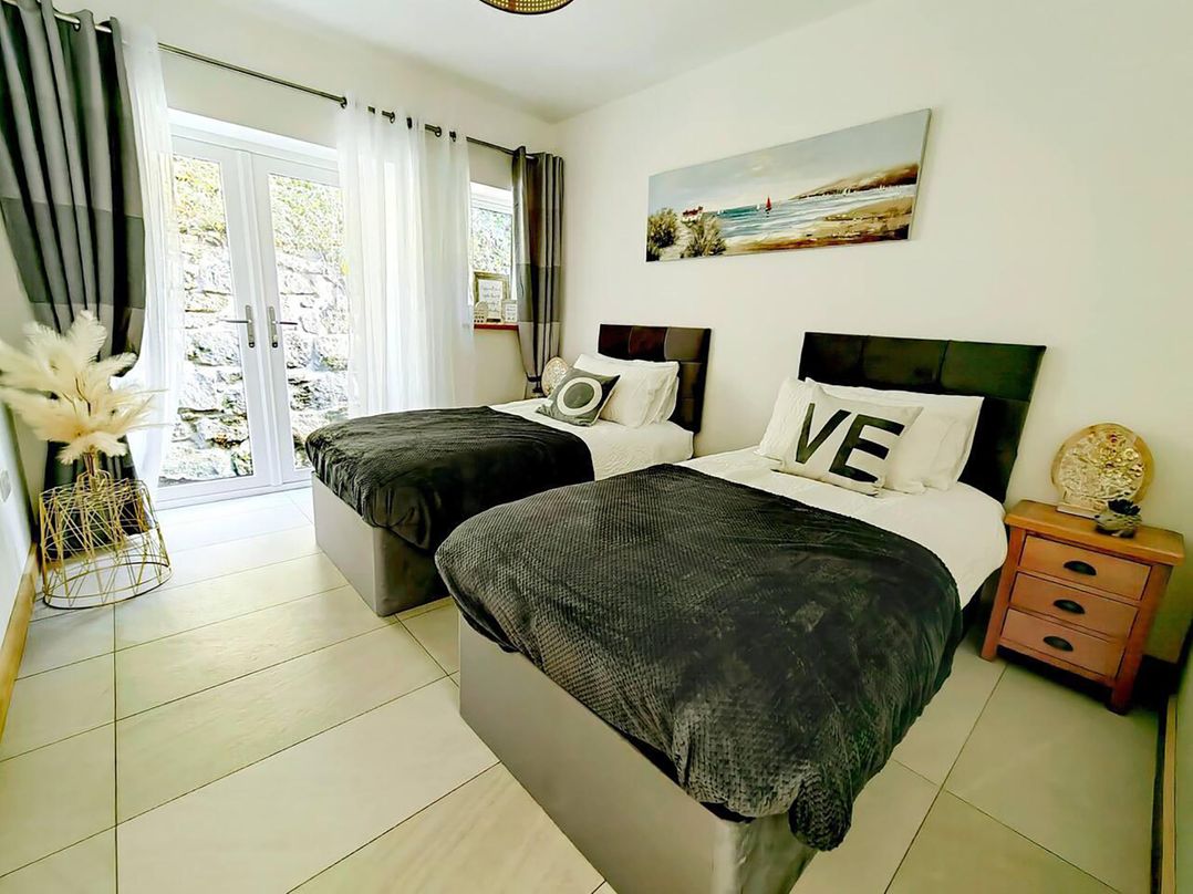 4 Bed Villa Sleeps 8 Private Terrace Free parking