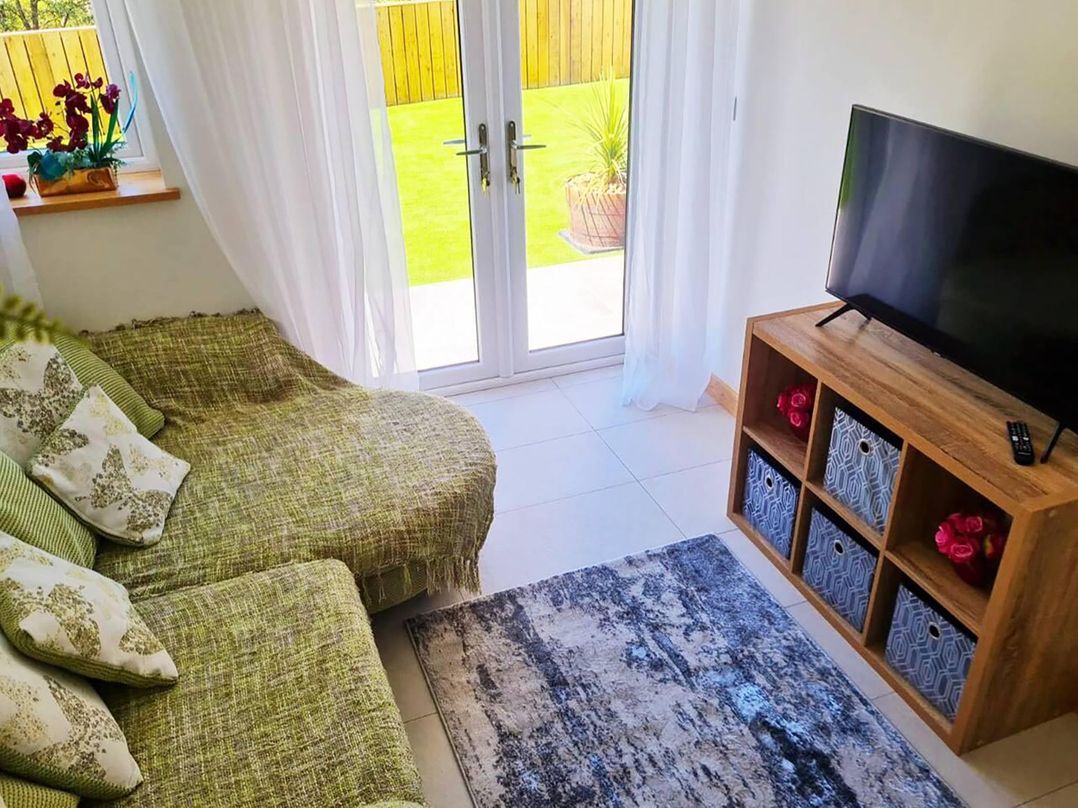 4 Bed Villa Sleeps 8 Private Terrace Free parking