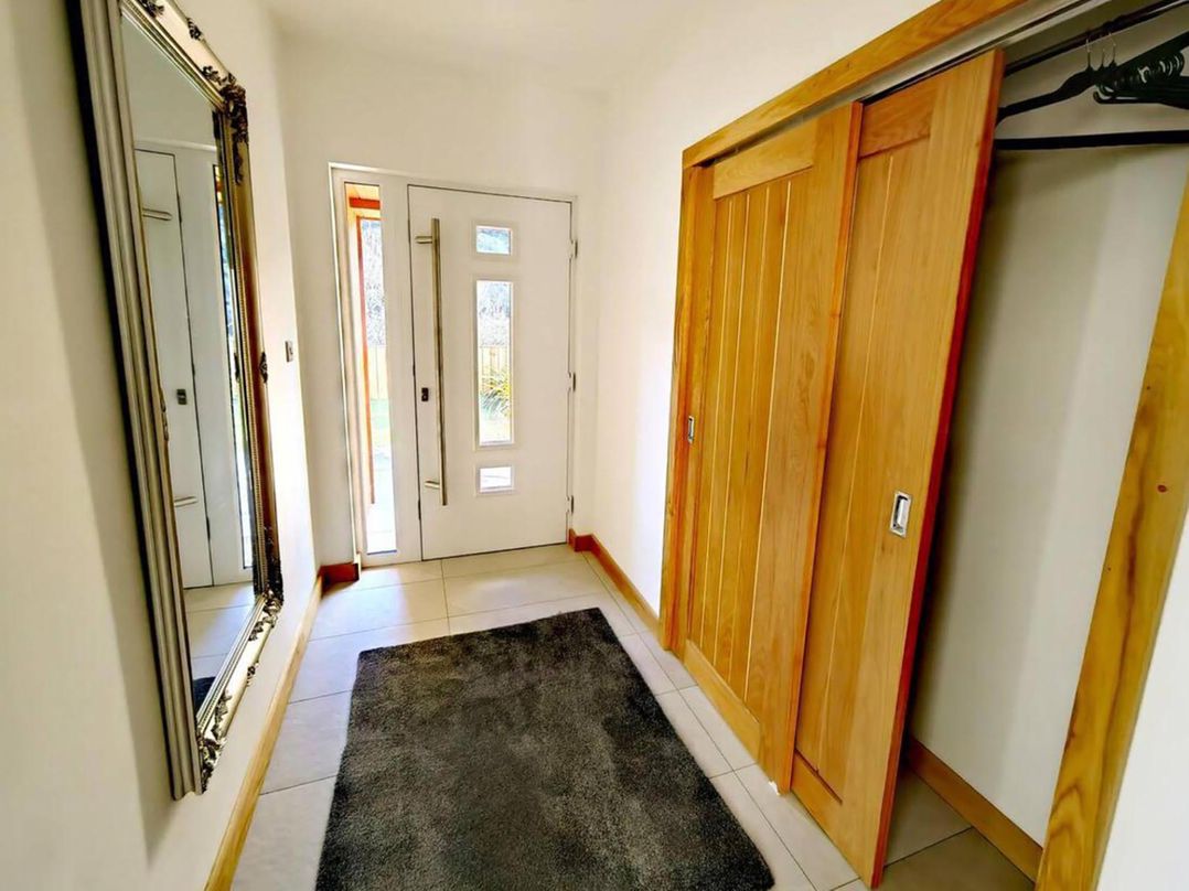 4 Bed Villa Sleeps 8 Private Terrace Free parking