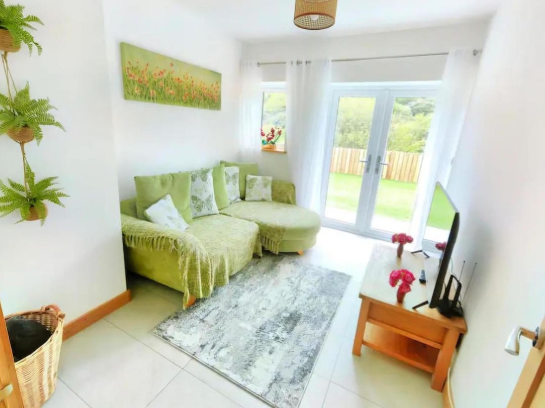 4 Bed Villa Sleeps 8 Private Terrace Free parking