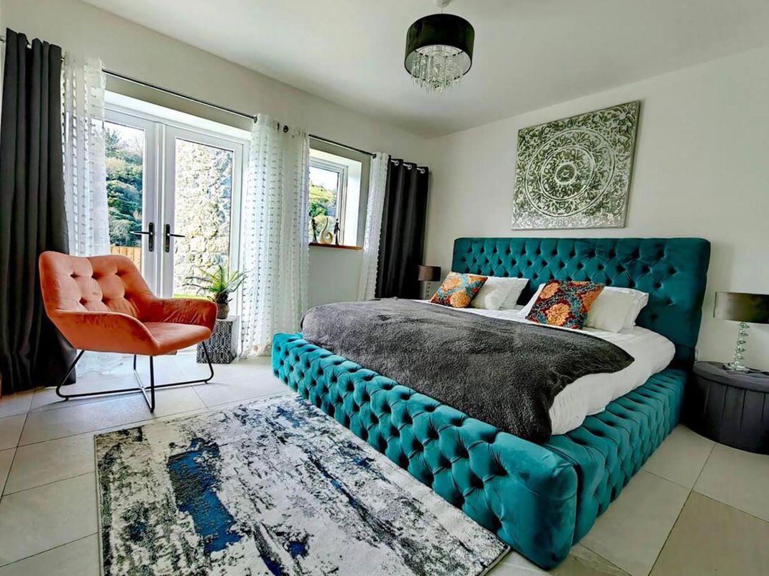 4 Bed Villa Sleeps 8 Private Terrace Free parking