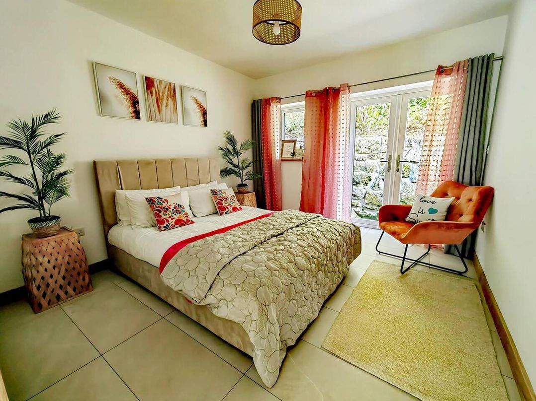 4 Bed Villa Sleeps 8 Private Terrace Free parking
