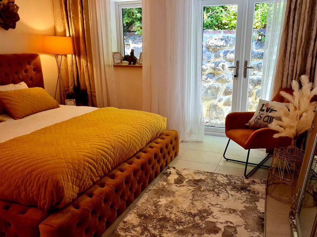 4 Bed Villa Sleeps 8 Private Terrace Free parking