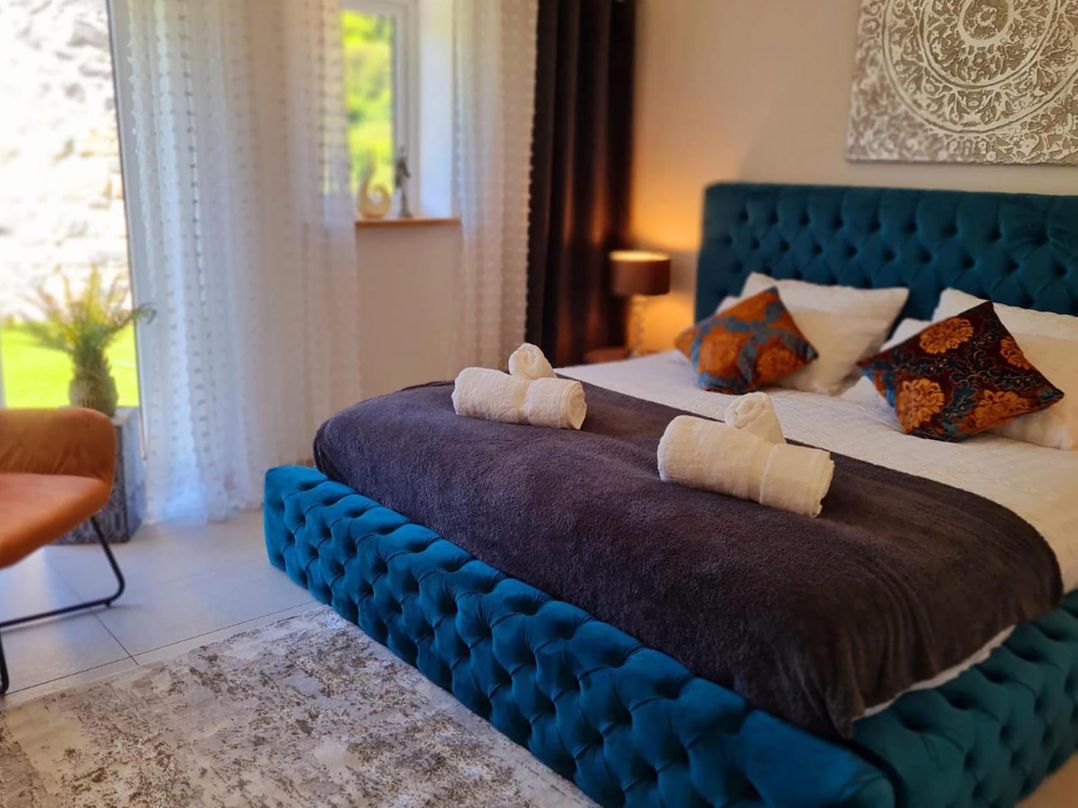 4 Bed Villa Sleeps 8 Private Terrace Free parking
