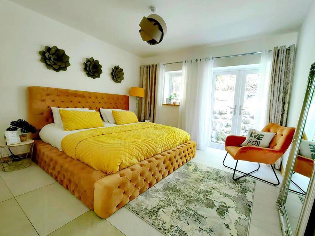 4 Bed Villa Sleeps 8 Private Terrace Free parking