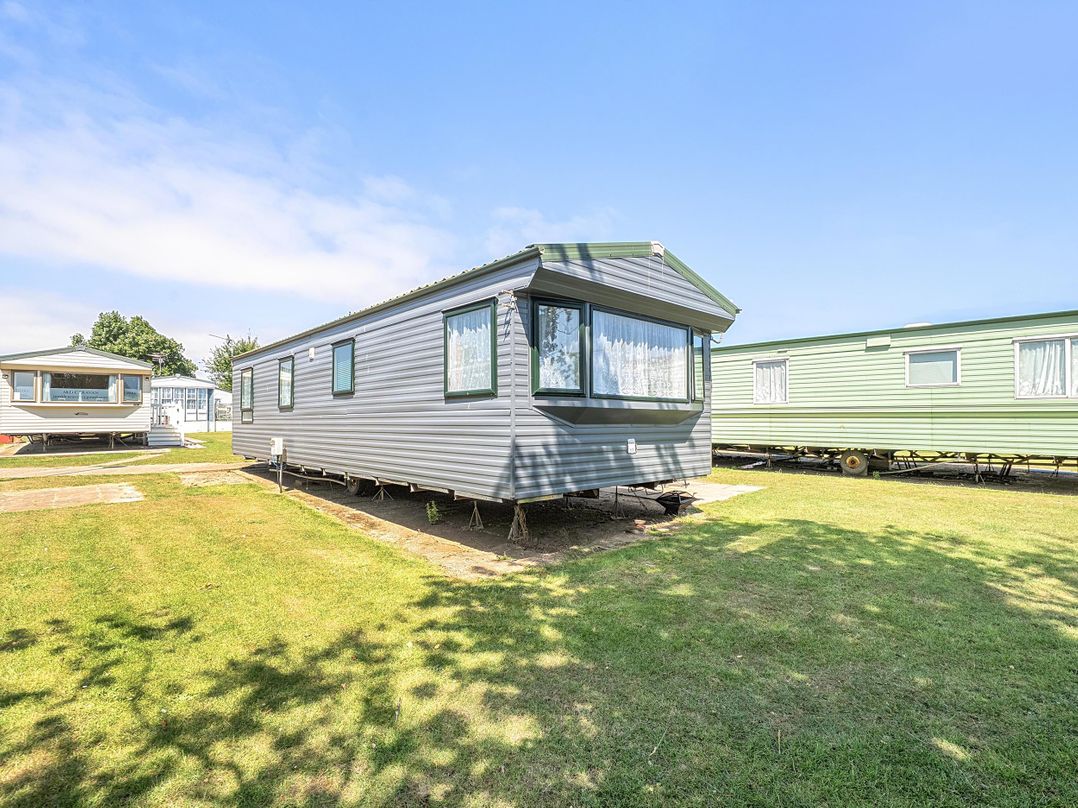 3 Bed Caravan Sleeps 8 Pets Garden Parking