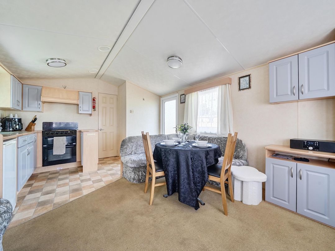 3 Bed Caravan Sleeps 8 Pets Garden Parking