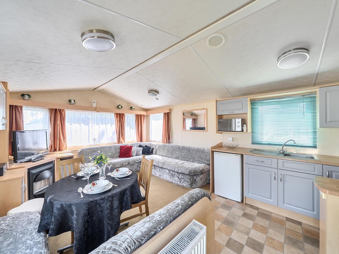 3 Bed Caravan Sleeps 8 Pets Garden Parking