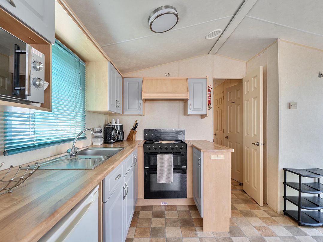3 Bed Caravan Sleeps 8 Pets Garden Parking