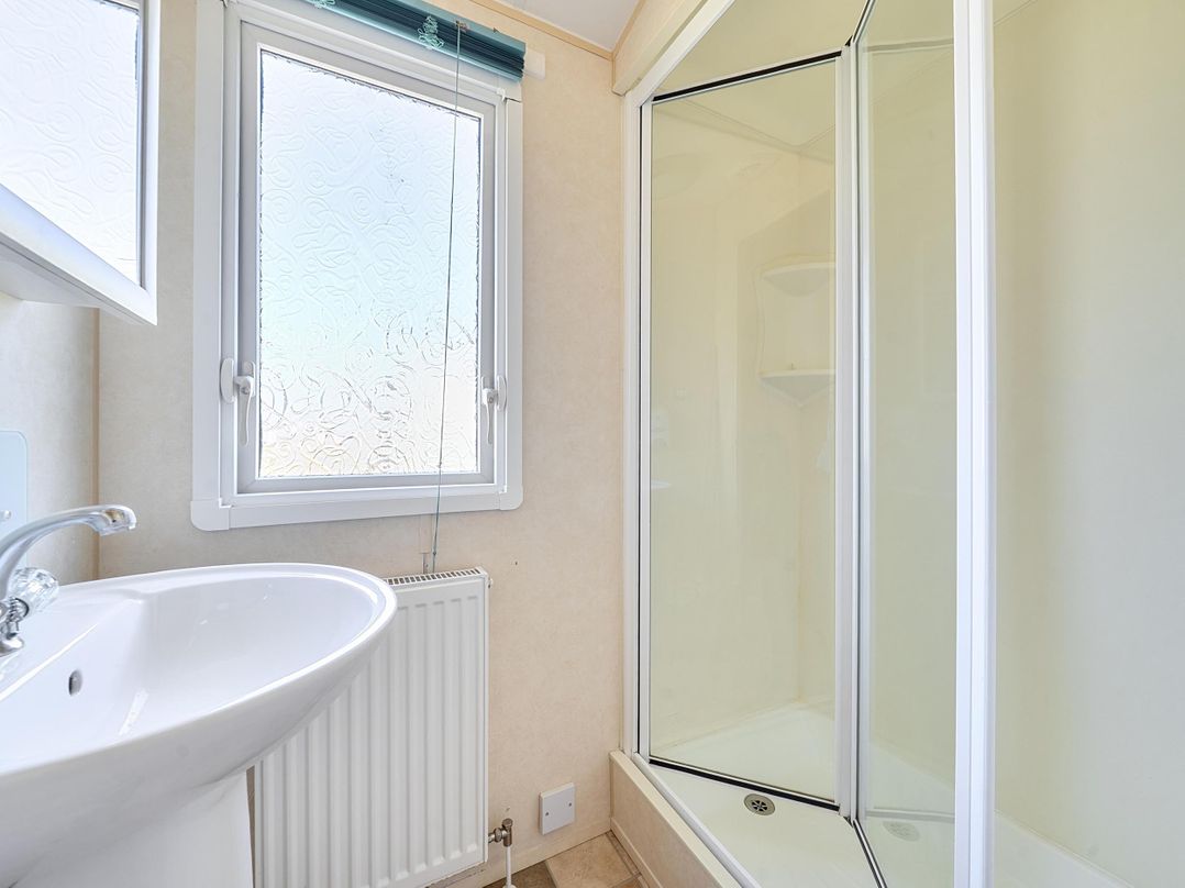 3 Bed Caravan Sleeps 8 Pets Garden Parking
