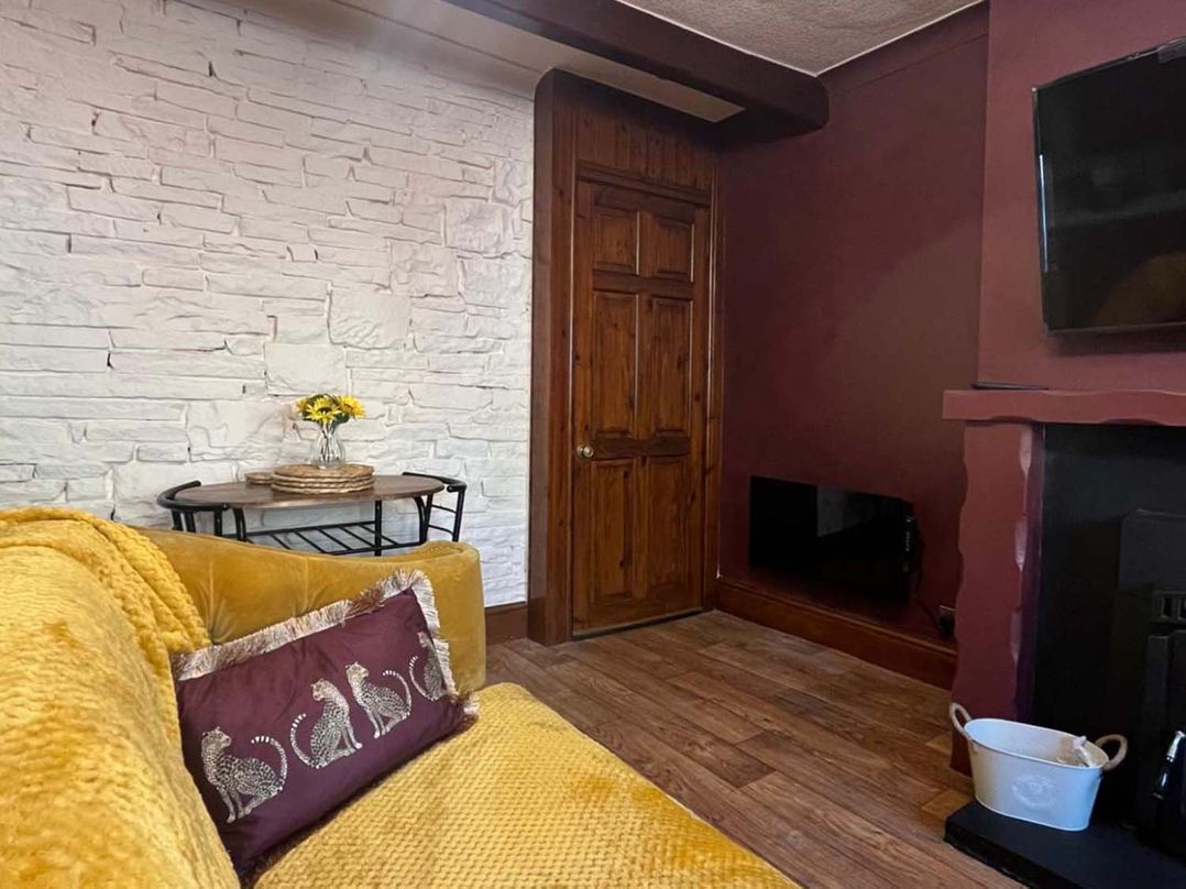 Cozy Cottage Retreat near Haworth log burner