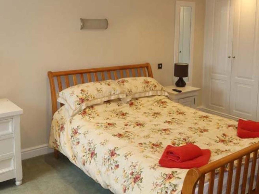 Lymington Seaside Cottage Retreat