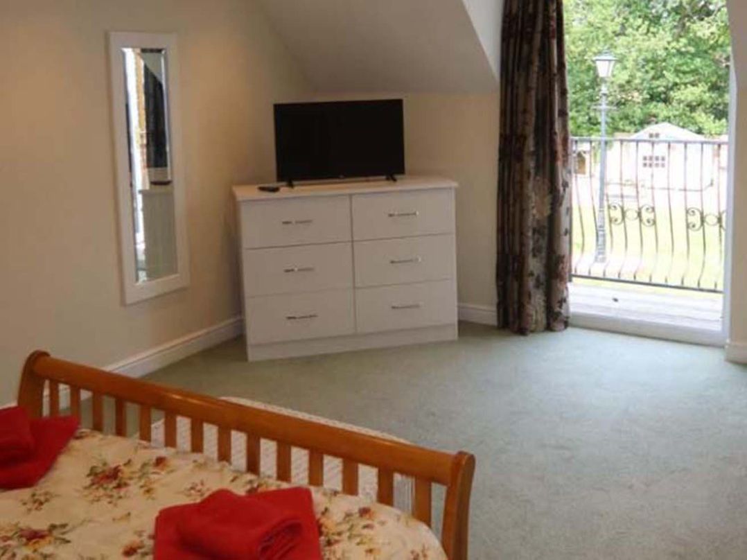 Lymington Seaside Cottage Retreat