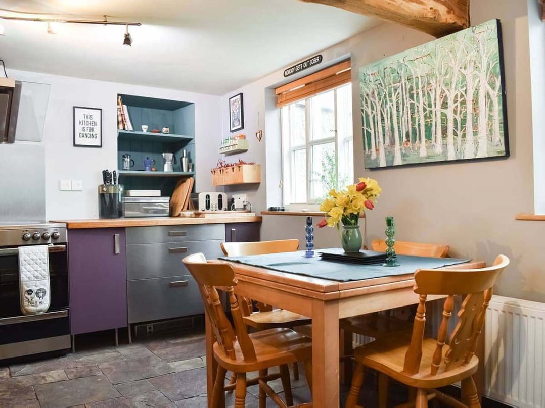 Four bed cottage large garden dog friendly