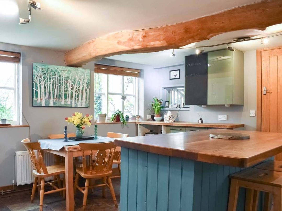 Four bed cottage large garden dog friendly