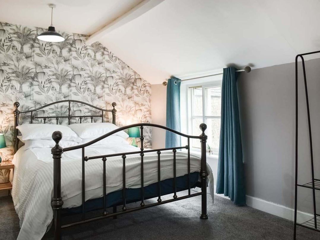 Four bed cottage large garden dog friendly