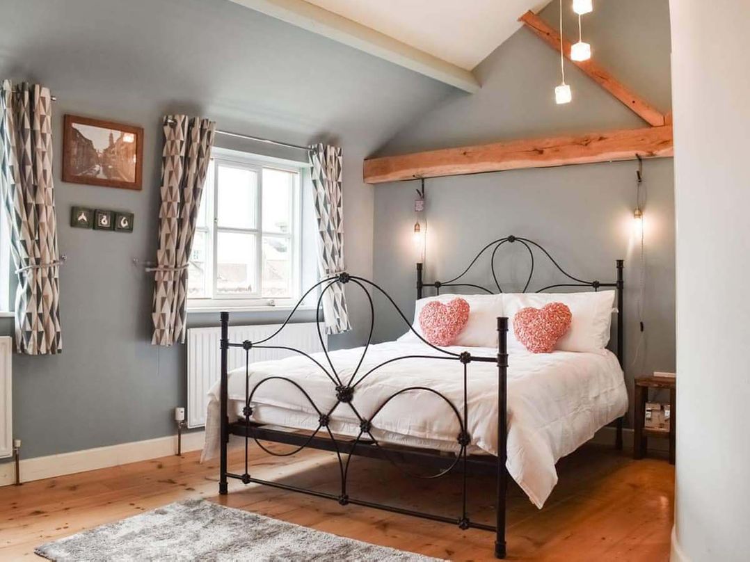 Four bed cottage large garden dog friendly