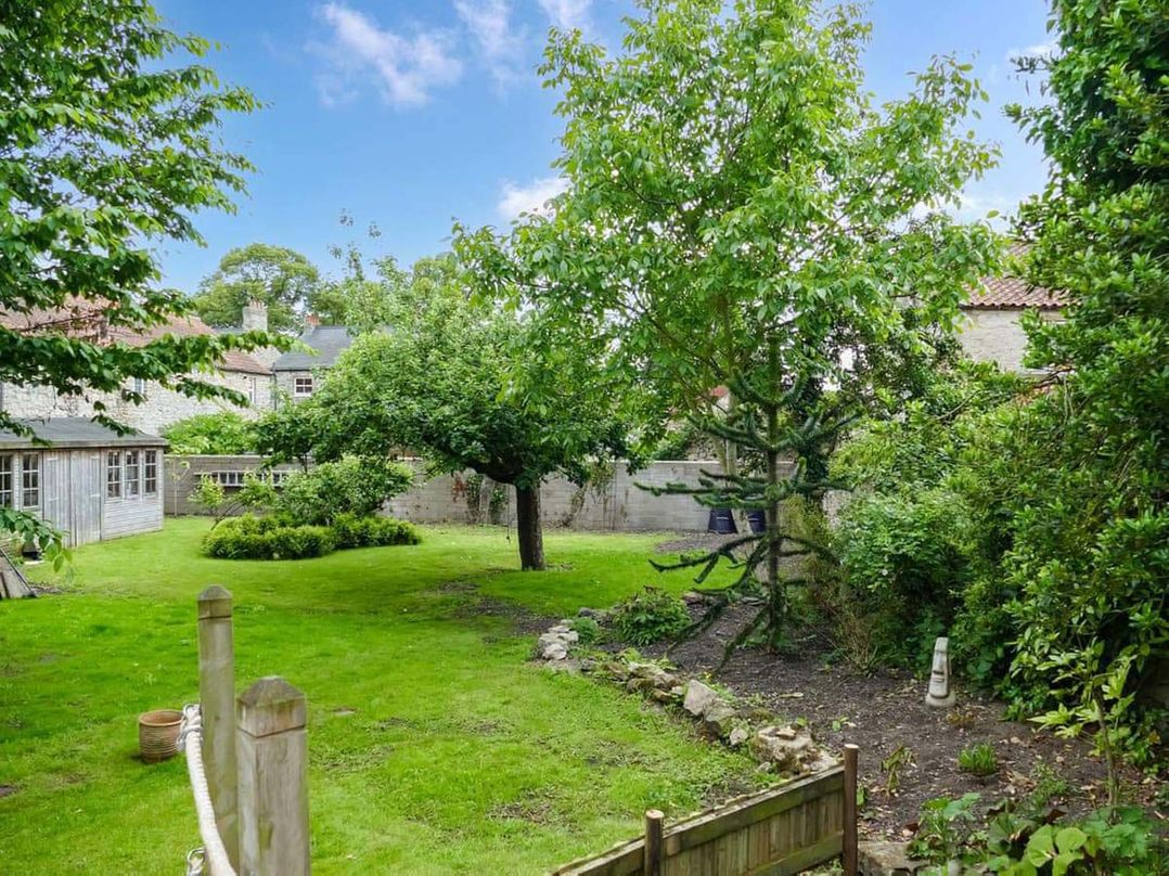 Four bed cottage large garden dog friendly