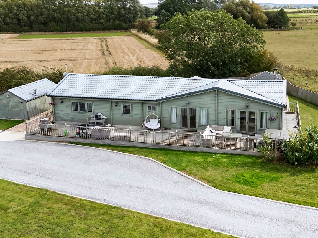 Sleeps6 Hot Tub Pet Friendly Log Burner