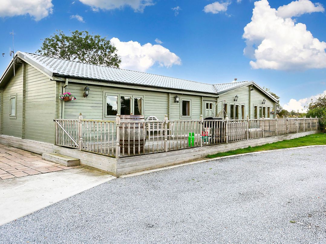 Sleeps6 Hot Tub Pet Friendly Log Burner