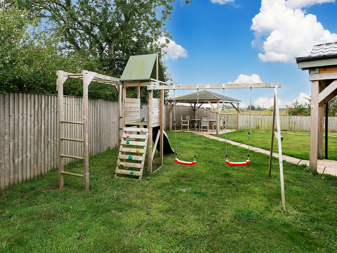 Sleeps6 Hot Tub Pet Friendly Log Burner