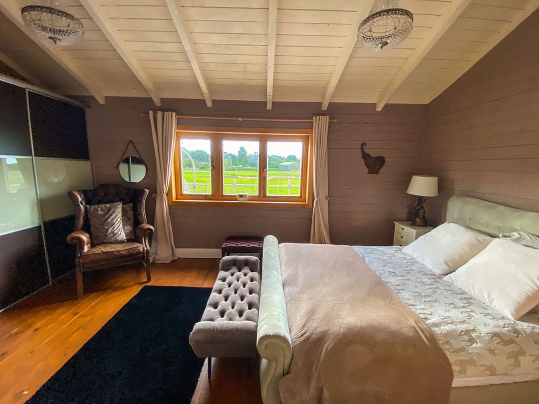 Sleeps6 Hot Tub Pet Friendly Log Burner