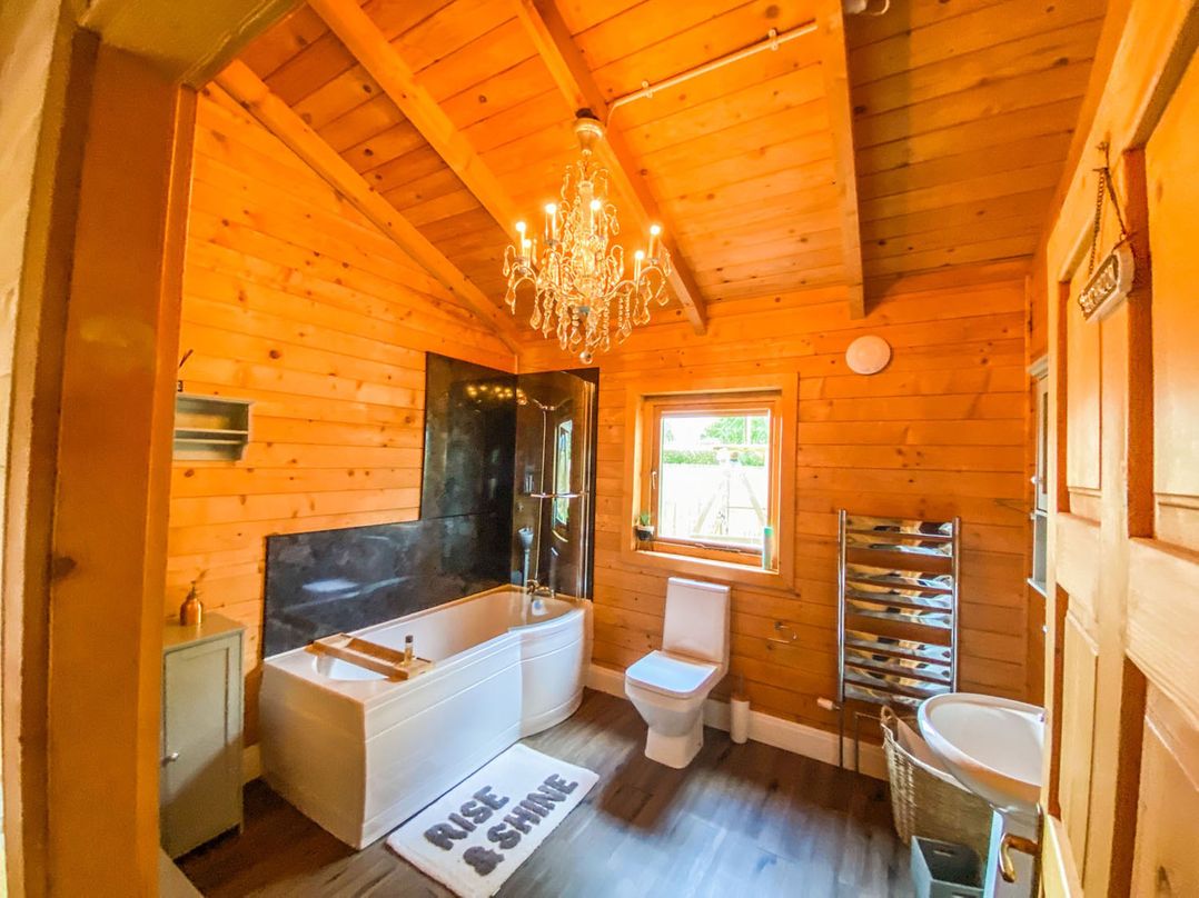 Sleeps6 Hot Tub Pet Friendly Log Burner