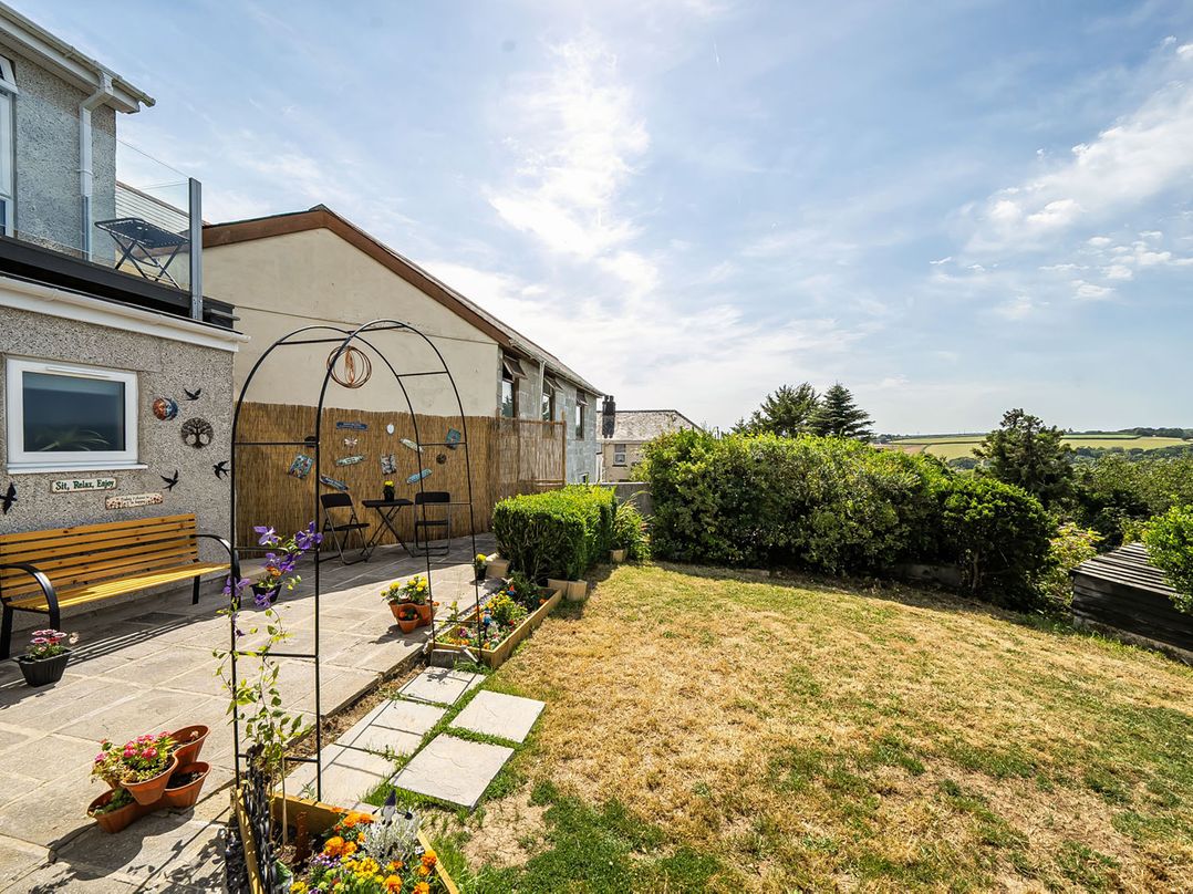 Studio Sleeps 2 with Parking and Garden
