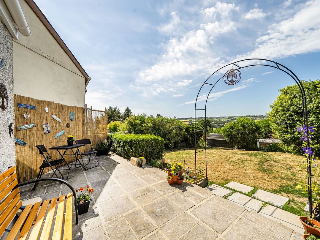 Studio Sleeps 2 with Parking and Garden
