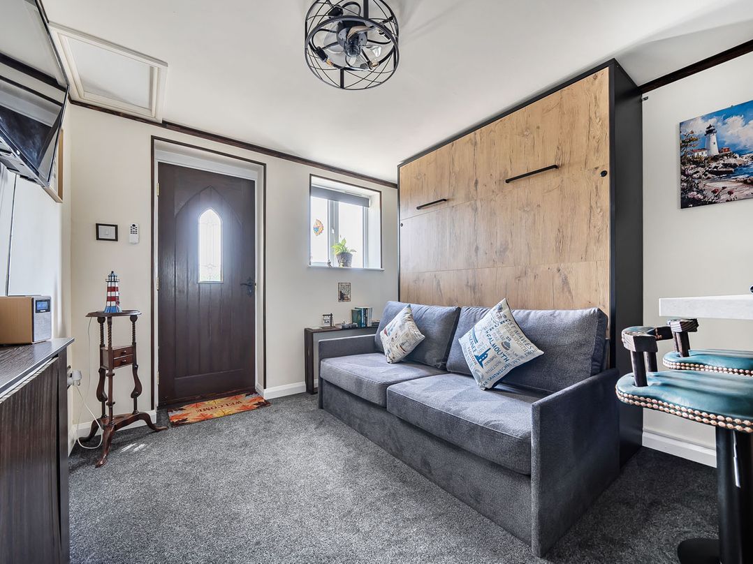 Studio Sleeps 2 with Parking and Garden