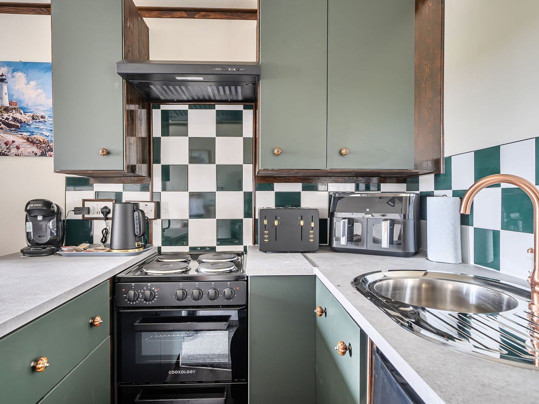 Studio Sleeps 2 with Parking and Garden