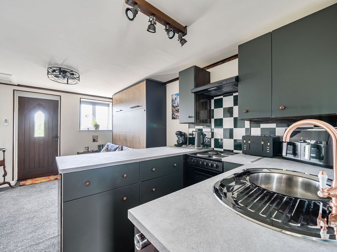 Studio Sleeps 2 with Parking and Garden