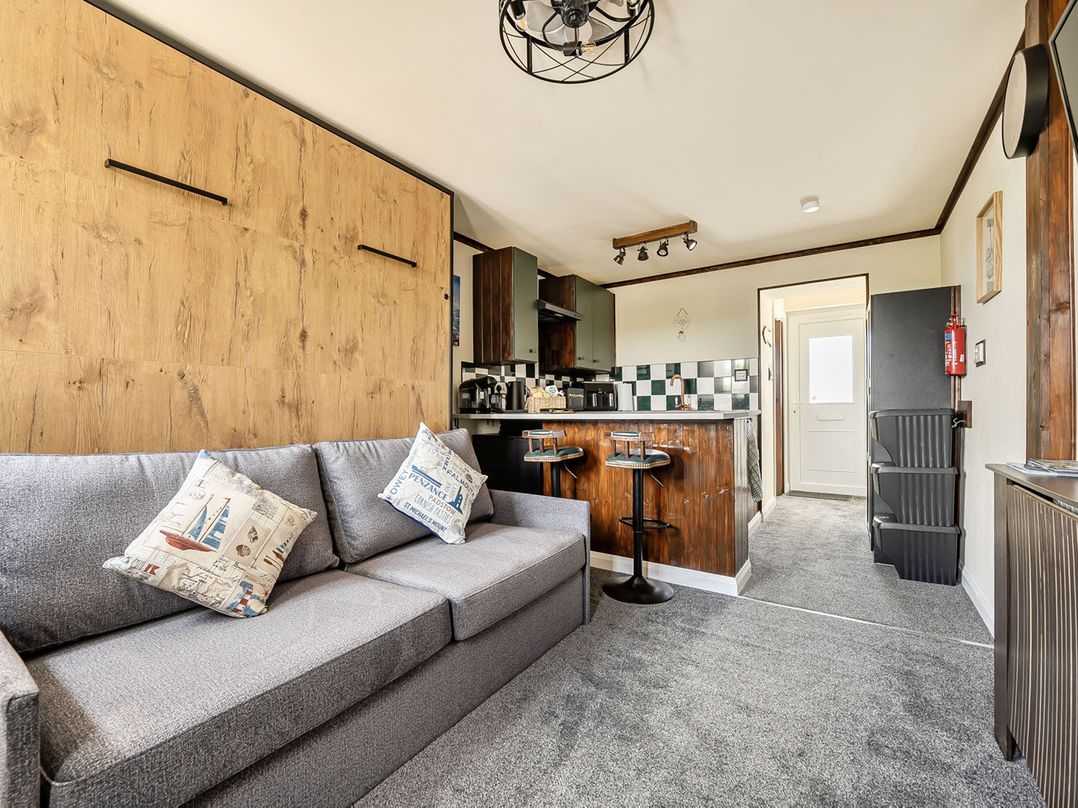 Studio Sleeps 2 with Parking and Garden
