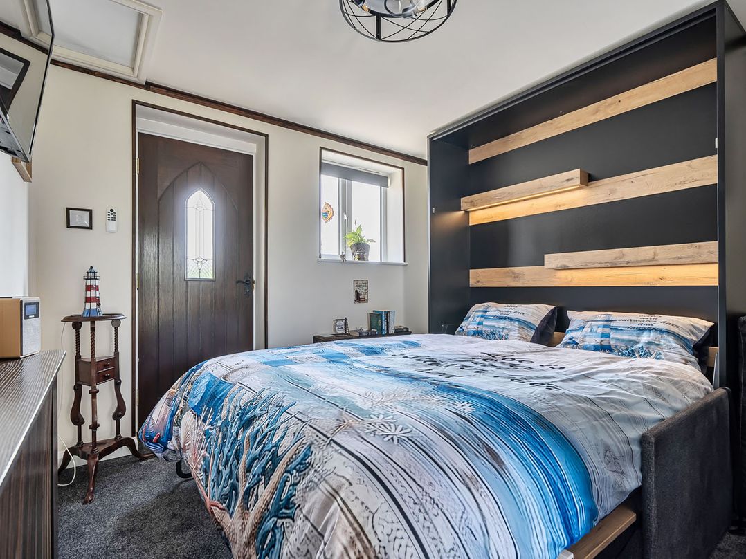 Studio Sleeps 2 with Parking and Garden